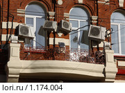 Кондиционеры над балконом. Стоковое фото, фотограф Максим Попурий / Фотобанк Лори