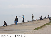 Рыбаки на берегу моря (2009 год). Редакционное фото, фотограф Олег Хархан / Фотобанк Лори
