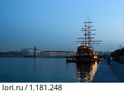 Огни корабля в вечерней дымке (2009 год). Редакционное фото, фотограф Полина Столбушинская / Фотобанк Лори