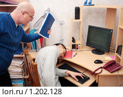 Начальник подкрадывается к уснувшему сотруднику. Стоковое фото, фотограф Майя Крученкова / Фотобанк Лори