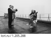 Девушка-гитаристка играет для молодоженов на крыше. Черно-белая фотография. Стоковое фото, фотограф Сергей Цепек / Фотобанк Лори