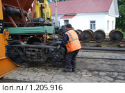 Ремонт вагона. Смена тележки (2009 год). Редакционное фото, фотограф Артем Копанев / Фотобанк Лори