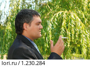 Курящий бизнесмен. Стоковое фото, фотограф Losevsky Pavel / Фотобанк Лори