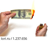 Поджигание сотенной купюры американского доллара - обесценивание денег. Стоковое фото, фотограф Смирнов Павел / Фотобанк Лори