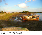 Лодка на морском берегу (2003 год). Редакционное фото, фотограф Николай Лызлов / Фотобанк Лори