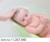 Купание ребенка. Стоковое фото, фотограф Jan Jack Russo Media / Фотобанк Лори