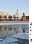 Россия. Москва. Ансамбль Московского Кремля. Утренний вид через замерзшую Москву-реку с Софийской набережной. Редакционное фото, фотограф Дмитрий Заморин / Фотобанк Лори