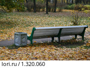 Скамейка на Елагином острове поздней осенью (2009 год). Редакционное фото, фотограф Александр Секретарев / Фотобанк Лори