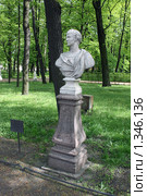 Бюст трояна римского императора в летнем саду (2009 год). Редакционное фото, фотограф Владислав Иванцов / Фотобанк Лори