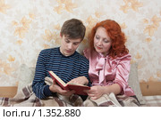 Мама с сыном читают книгу. Стоковое фото, фотограф Дарья Трофимова / Фотобанк Лори