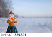 Каргополь. Каргопольская глиняная игрушка "Берегиня" на заснеженном берегу реки Онега (2009 год). Редакционное фото, фотограф Румянцева Наталия / Фотобанк Лори