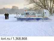 Катер МЧС отходит от берега, зима (2010 год). Редакционное фото, фотограф Наталия Шевченко / Фотобанк Лори