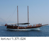 Яхта с людьми на фоне неба и Средиземного моря. Турция, Анталья (2006 год). Редакционное фото, фотограф Виктор Горячев / Фотобанк Лори