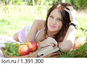 Девушка, лежащая на траве с фруктами. Стоковое фото, фотограф Vdovina Elena / Фотобанк Лори