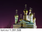 Купола церкви в ночной подсветке на фоне багряного закатного неба. Свято-Никольский храм, город Надым (2010 год). Стоковое фото, фотограф Григорий Писоцкий / Фотобанк Лори