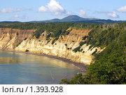 Желтый скалистый берег острова Кунашир, Курилы (2006 год). Редакционное фото, фотограф RedTC / Фотобанк Лори