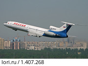 Туполев Ту-154 набирает высоту после взлета. Петербург на заднем плане. Вид с диспетчерской вышки (2009 год). Редакционное фото, фотограф Александр Тарасенков / Фотобанк Лори