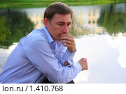 Задумчивый молодой человек на фоне озера в парке. Стоковое фото, фотограф Ольга Алиева / Фотобанк Лори