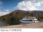 Корабль на причале возле вулкана (2009 год). Стоковое фото, фотограф vale_t / Фотобанк Лори
