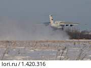 Военно-транспортный самолет Ил-76 взлетает в облаке снежной пыли (2010 год). Редакционное фото, фотограф Александр Тарасенков / Фотобанк Лори