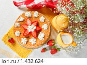 Блинный пирог с клубникой и взбитыми сливками. Стоковое фото, фотограф Лисовская Наталья / Фотобанк Лори