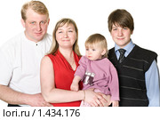 Портрет счастливой семьи из четырех человек. Стоковое фото, фотограф Кекяляйнен Андрей / Фотобанк Лори
