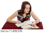 Девушка конспектирует из книги (2010 год). Редакционное фото, фотограф Сергей Дубров / Фотобанк Лори