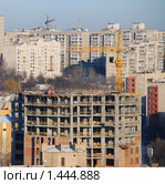 Строительство нового дома в гуще существующей застройки (2008 год). Редакционное фото, фотограф Николай Голицынский / Фотобанк Лори