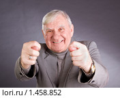 Пожилой мужчина показывает кукиши. Стоковое фото, фотограф Сергей Лаврентьев / Фотобанк Лори