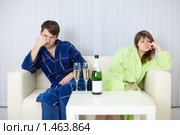 Молодая пара сидит на разных сторонах дивана после ссоры. Стоковое фото, фотограф pzAxe / Фотобанк Лори
