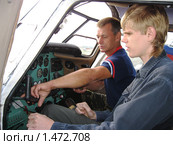 Инструктаж в самолете ЯК-52 (2009 год). Редакционное фото, фотограф Анатолий Матвейчук / Фотобанк Лори