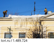 Работники ЖКХ счищают снег и сосульки с крыши дома. Стоковое фото, фотограф Михаил Котов / Фотобанк Лори