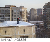 Сброс снега лопатой с крыши панельного дома. Стоковое фото, фотограф Наталья Лукина / Фотобанк Лори