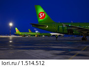 Ночной перрон. Аэробусы A-319  и A-320 авиакомпании S7, Аэропорт Толмачево, Новосибирск. На заднем плане - Ил-96 авиакомпании "Полет" (2010 год). Редакционное фото, фотограф Игорь Жоров / Фотобанк Лори