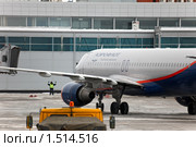 Airbus A320-214 (VP-BZR) авиакомпании Аэрофлот заруливает на стоянку около терминала. Аэропорт Толмачево, Новосибирск. (2010 год). Редакционное фото, фотограф Игорь Жоров / Фотобанк Лори