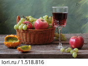 Красное вино с яблоками,кивано и виноградом. Стоковое фото, фотограф Марина Володько / Фотобанк Лори