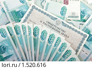 Дележка капитала. Свидетельство о расторжении брака на фоне тысячных купюр. Стоковое фото, фотограф Юлия Машкова / Фотобанк Лори