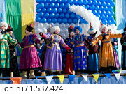 Люди танцуют в народных костюмах (2010 год). Редакционное фото, фотограф Александр Подшивалов / Фотобанк Лори
