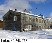 Старый дом с лестницей и сосульками в Карелии. Стоковое фото, фотограф Jumbo / Фотобанк Лори