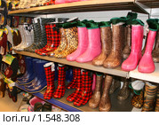 Резиновые сапоги на полке в магазине (2010 год). Редакционное фото, фотограф Щеголева Ольга / Фотобанк Лори