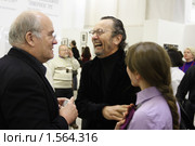 Москва, ЦВЗ "Манеж", открытие "Фотобиеннале 2010". Питер Линдерберг, Паоло Роверси и поклонница. Редакционное фото, фотограф Дмитрий Неумоин / Фотобанк Лори