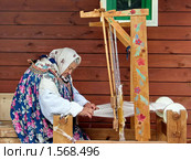 Старенькая бабушка ткёт коврик на ручном ткацком станке (2006 год). Редакционное фото, фотограф Татьяна Федулова / Фотобанк Лори