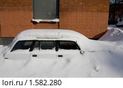 Машину завалило снегом (2010 год). Стоковое фото, фотограф Jumbo / Фотобанк Лори