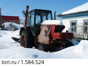 Заводоуковск. Трактор "Беларусь" под снегом (2010 год). Редакционное фото, фотограф Александр Тараканов / Фотобанк Лори