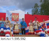 Фольклорный ансамбль "Руны" на праздновании Дня России в Нижневартовске (2008 год). Редакционное фото, фотограф Елена Киселева / Фотобанк Лори