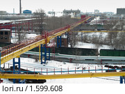 Эстакада промышленных трубопроводов на заводе. Стоковое фото, фотограф Кекяляйнен Андрей / Фотобанк Лори