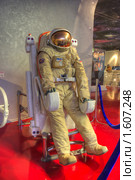 Космонавт работает в открытом космосе модуль перемещения (2010 год). Редакционное фото, фотограф Вадим Закревский / Фотобанк Лори