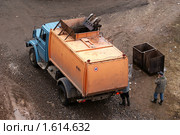 Работа мусороуборочной машины (2010 год). Редакционное фото, фотограф Михаил Яковлев (ktynzq) / Фотобанк Лори