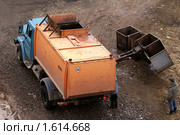 Работа мусороуборочной машины (2010 год). Редакционное фото, фотограф Михаил Яковлев (ktynzq) / Фотобанк Лори