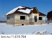 Заводоуковск. Строящийся одноэтажный коттедж за огромным сугробом (2010 год). Стоковое фото, фотограф Александр Тараканов / Фотобанк Лори